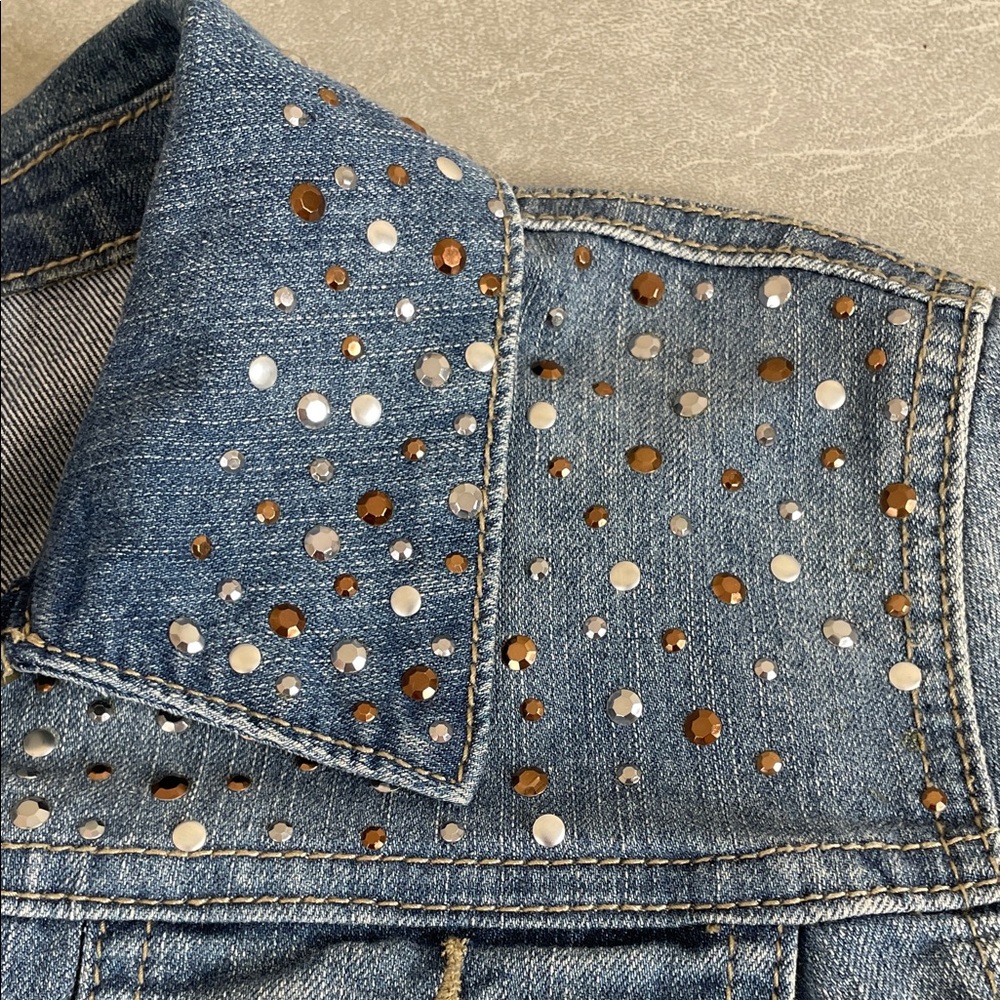 Roz & Ali Distressed Blue Denim Trucker Style Jean Jacket Studded Yoke & Collar - Picture 8 of 8